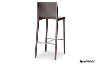 Donkergrijs houten barkruk met voetsteun en minimalistische vormgeving, tegen witte achtergrond.