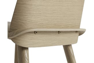 Houten stoel met licht eiken afwerking, gebogen rugleuning en houten poten, detail zijaanzicht.
