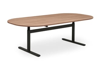 Vergadertafel met afgerond blad in licht houtfinish en zwart metalen onderstel met T-voetjes.