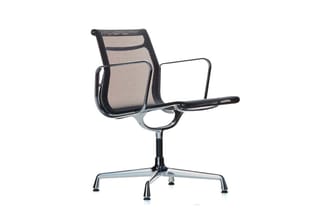 Kantoorstoel met zwart netweefsel, grijze zitting, aluminium frame en vierpotige basis tegen witte achtergrond.