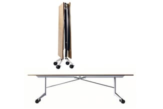 Opvouwbare vergadertafel met houten blad en chromen onderstel op wielen, getoond in gesloten en uitgeklapte positie.