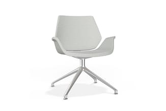 Moderne bureaustoel met lichtgrijze bekleding, ergonomische schaal-vormige rugleuning, armsteunen en aluminium vijfpotige ste