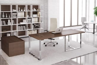 Modern kantoor met donkerbruine werkbureaus, zilveren poten, witte ergonomische bureaustoel, hoge witte kastenwand, houten si