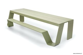 Groene picknickset met tafel en twee banken, gemaakt van gepoedercoat metaal, rechthoekige vorm.