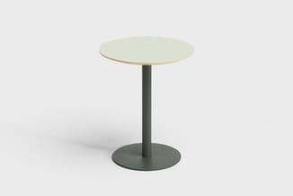 Ronde bijzettafel met crèmekleurig blad en donkergrijs metalen voet op ronde basis.