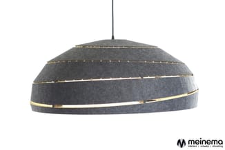 Grijze hanglamp met goudkleurige horizontale lijnen en dome-vormige ontwerp tegen witte achtergrond.