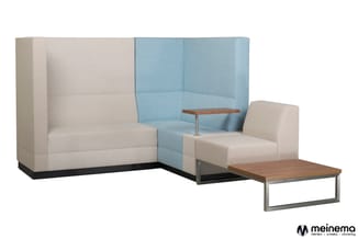 Modulaire kantoorlounge met beige en lichtblauw gestoffeerde zitelementen, hoge rugpanelen, houten tafeltje en lage salontafe