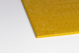 Gele akoestische panelen met schuine hoeken op witte achtergrond, detail van rand en dikte.