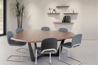 Vergadertafel met afgeronde hoeken, houten blad, zwart onderstel. Zes stoelen met blauwe en zwarte bekleding. Witte muurkaste
