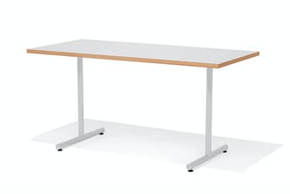 Rechthoekige vergadertafel met wit blad, houten rand en grijzen metalen onderstel met twee voeten.