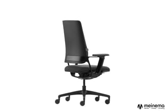 Zwarte ergonomische bureaustoel met hoge rugleuning, verstelbare armleuningen en wielenonderstel, frontaanzicht tegen witte a