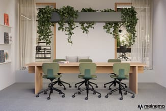 Moderne kantoorruimte met houten vergadertafel, groene ergonomische bureaustoelen, hangende groene planten en witte wandkaste