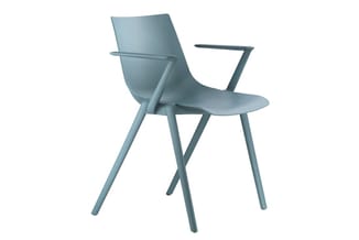 Blauwe kunststof bureaustoel met armsteunen en vierpoot metalen onderstel, modern design tegen witte achtergrond.