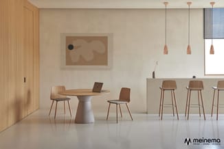 Moderne kantoorruimte met rond houten tafel, houten stoelen, bartafel met houten barkrukken, hangende koperen lampen, en abst