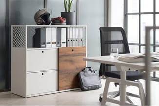 Modern kantoorinterieur met witte/houten combinatiekast, zwarte bureaustoel, grijs bureau, grote ramen en minimalistische inr