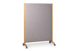 Mobiel akoestisch scherm met grijs stofpaneel en houten frame op wielen.
