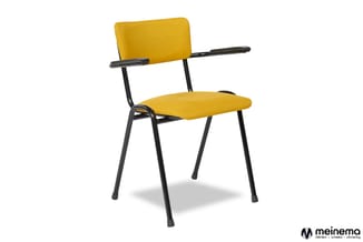 Gele stoel met armleuningen en zwart metalen frame, rechtopstaande rugleuning, geschikt voor kantoor of vergaderruimte.