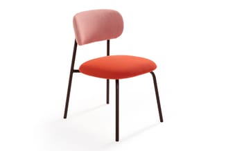 Moderne stoel met rood-oranje zitting, roze rugleuning en donkerbruin houten frame tegen witte achtergrond.