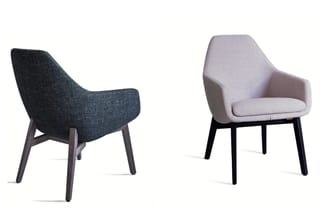 Twee moderne fauteuils: links donkerblauwe stofbekleding, rechts lichtpaarse stofbekleding, beide met zwarte houten poten.