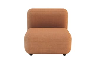 Loungestoel met terracotta wollen stoffering, afgeronde vormen en zwarte voetjes, frontaal tegen witte achtergrond.