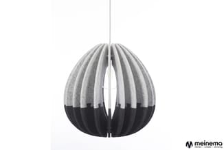 Hangende eiervormige akoestische lamp met verticale lamellen in grijs en zwart, gedeeltelijk geopend design tegen witte achte