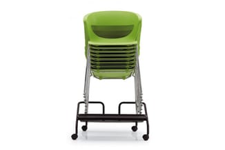 Stapelbare kantoorstoel met groen kunststof zitting, zilveren metallic frame en zwenkwielen, achteraanzicht.