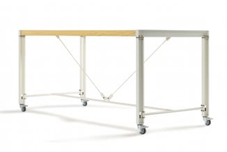 Mobiele werkbank met houten blad, metalen frame in crème, diagonale verstevigingen en zwenkwielen.