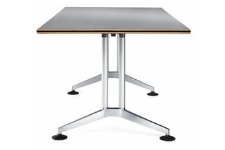 Rechthoekige vergadertafel met grijs blad en goudkleurige rand op zilverkleurig driepotig onderstel met zwarte voetjes.