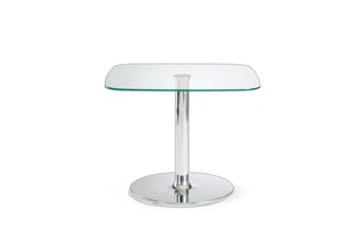 Glazen bijzettafel met rechthoekig tafelblad en chromen voet met ronde basis, moderne kantoorinrichting.