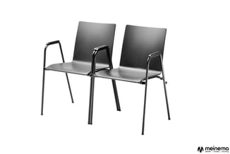 Wachtruimtezitbank met twee zwarte kunststof zittingen, verbonden zijpanelen en metalen frame, twee afzonderlijke stoelen.