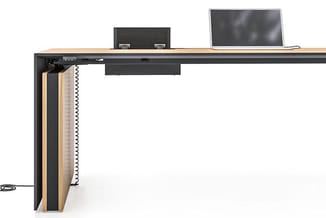 Elektrisch verstelbaar bureau met houten blad en zwart stalen frame, geïntegreerd kabelmanagement en monitor- en documenthoud