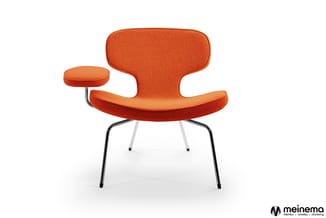 Oranje stoel met ergonomische vorm, ronde zitting aan zijkant, gebogen rugleuning, zwart metalen frame en witte poten.
