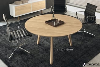 Ronde houten vergadertafel ø 120-160 cm met zwarte kantoorstoelen en houten dressoir in modern kantoor.