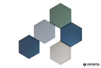 Vijf hexagonale akoestische panelen in donkerblauw, grijs, beige, groen en petrol, gegroepeerd in 3D-opstelling.