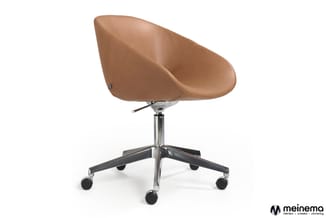Bruine leren bureaustoel met ergonomische tonnevorm, zwenkvoeten en verstelbare zithoogte, geïsoleerd op wit.