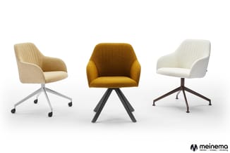 Drie moderne kantoorstoefen: beige draaimodel op wielen met witte poten, okergeel zwenkmodel op zwarte poten, en crèmekleurig