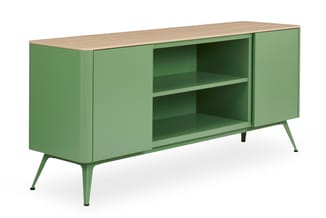 Groene sideboard met houten blad, open vak in het midden en gesloten kasten aan zijkanten, op schuine metalen poten.