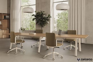 Modern kantoor met houten vergadertafel, witte poten, groene bureaustoel met wielen, beige hangende lampen, grote ramen en ho