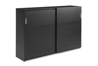 Zwarte kast met twee schuifdeuren en geperforeerde panelen, moderne kantoormeubel voor opberging.