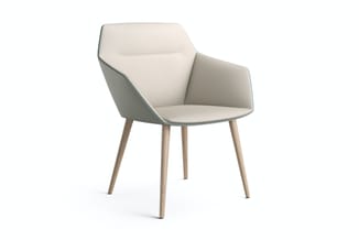 Grijsgroene loungestoel met crème binnenkant, houten poten, moderne ergonomische vorm, tegen witte achtergrond.