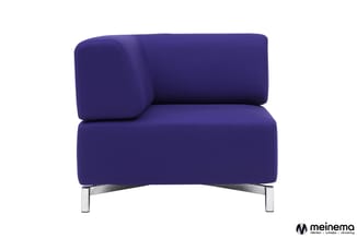 Blauwe fauteuil met afgeronde vormen, metallic poten, zijleuning, zitgedeelte en hoge rugleuning.