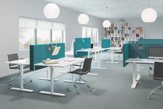 Modern kantoor met witte bureaus, turquoise akoestische schermen, zwarte bureaustoelen, hangende bollampen en boekenkasten te