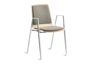 Vergaderstoel met grijsgroen bekleed zitting en rug, naturelhouten frame en zilverkleurig metalen poten met armsteunen.