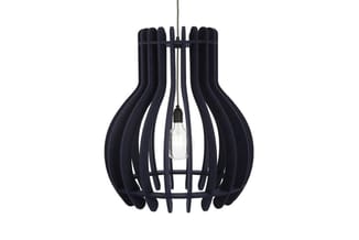 Zwarte hanglamp met holle bolvor­mige lichaam uit gebogen latten, centrale peerlamp, tegen witte achtergrond.