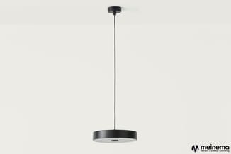 Zwarte hanglamp met ronde vorm en rechte staaldraad ophanging tegen neutrale achtergrond.