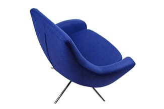 Blauwe fauteuil met organische vormen, gestoffeerd in wolvilt, op twee zwarte metalen poten, tegen witte achtergrond.