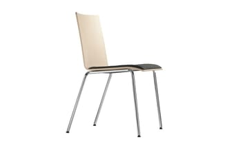 Moderne stoel met crème-kleurige gebogen rugleuning, zwart zitgedeelte, en vierpoten metalen frame in zilverkleur.