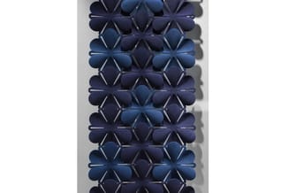 Verticaal opgestelde akoestische wandpanelen in donkerblauw en lichtblauw met bloem- en diamantpatroon, metallic raamwerk.