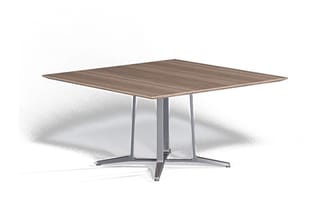 Vierkante vergadertafel met houten blad in grijsbruin, stalen onderstel met vier poten, perspectief weergave.