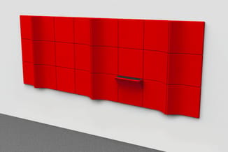 Rode akoestische panelen in gemoduleerde opstelling aan wand, met verschuivende vlakken en golfpatroon.